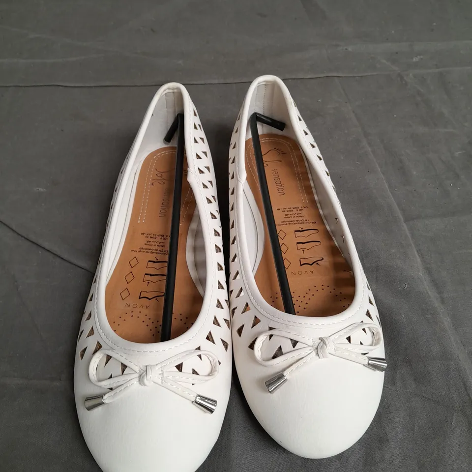 APPROXIMATELY 10 PAIRS OF LADIES SOLE SENSATION CUT OUT DETAIL PUMPS WHITE SIZE 6