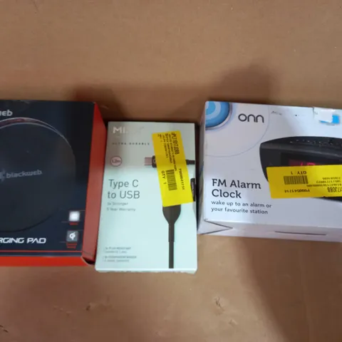BOX OF APPROXIMATELY 10 ASSORTED ELECTRICAL ITEMS TO INCLUDE BLACKWEB WIRELESS CHARGING PAD, MIXX TYPE-C TO USB CABLE, ONN FM ALARM CLOCK, ETC