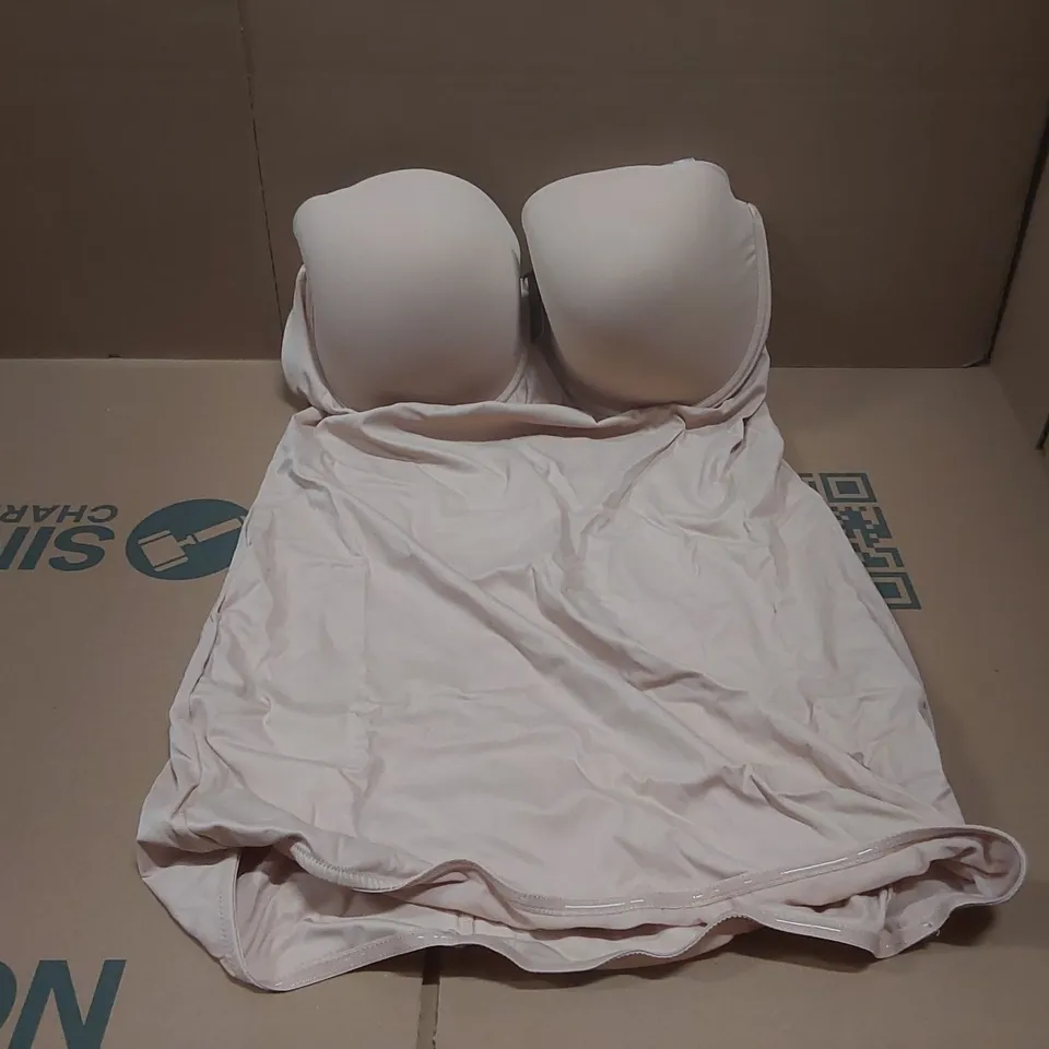 BOX CONTAINING APPROXIMATELY 8x BRAND NEW FIGLEAVES SMOOTHING SLIP - SIZE 42F