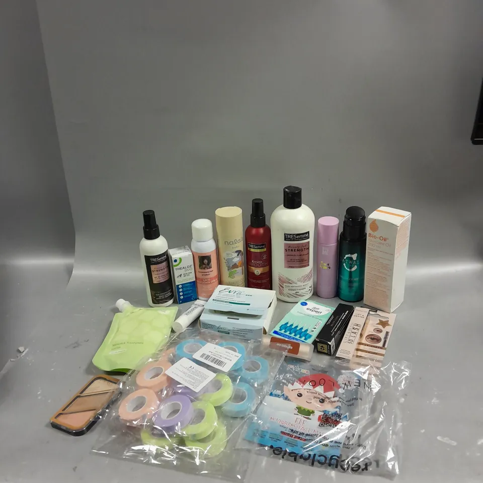 BOX OF APPROXIMATELY 15 COSMETIC ITEMS TO INCLUDE TRESEMME CONDITIONER, BIO-OIL, MASCARA, ETC