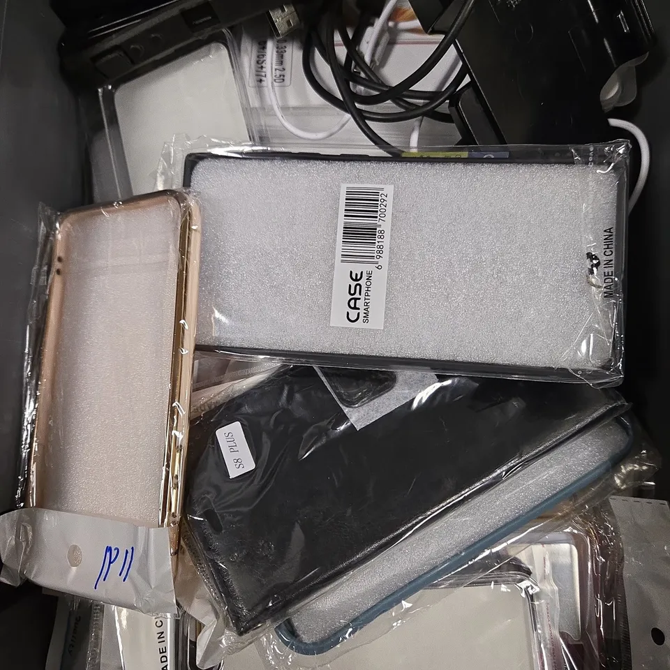 APPROXIMATELY 20 ASSORTED SMARTPHONE ACCESSORIES TO INCLUDE CASES, CHARGING CABLES, SCREEN PROTECTORS ETC 