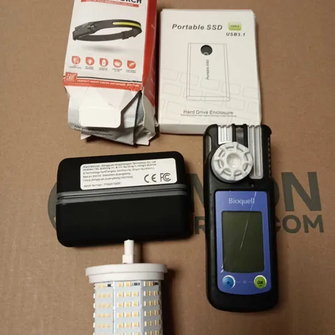 APPROXIMATELY 6 ASSORTED ELECTRICAL PRODUCTS TO INCLUDE HARD DRIVE ENCOLSURE, LED HEAD TORCH, HAND WARMERS ETC 
