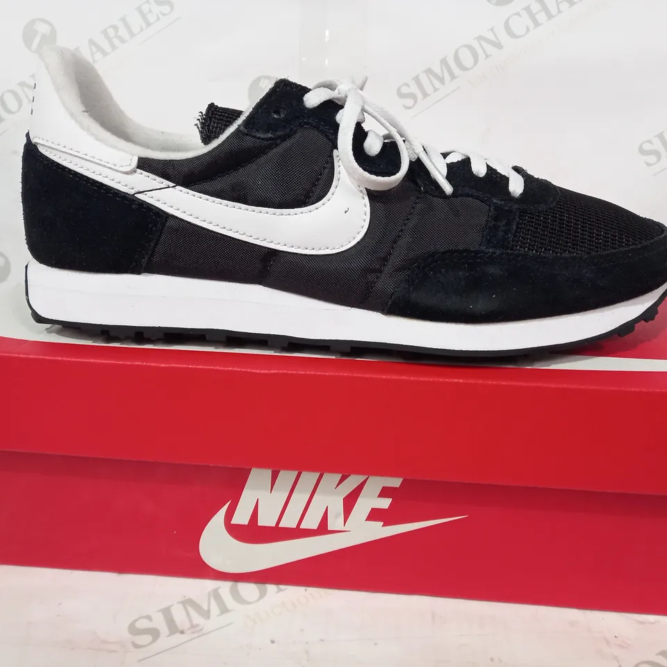BOXED PAIR OF NIKE TRAINERS IN BLACK UK SIZE 7.5
