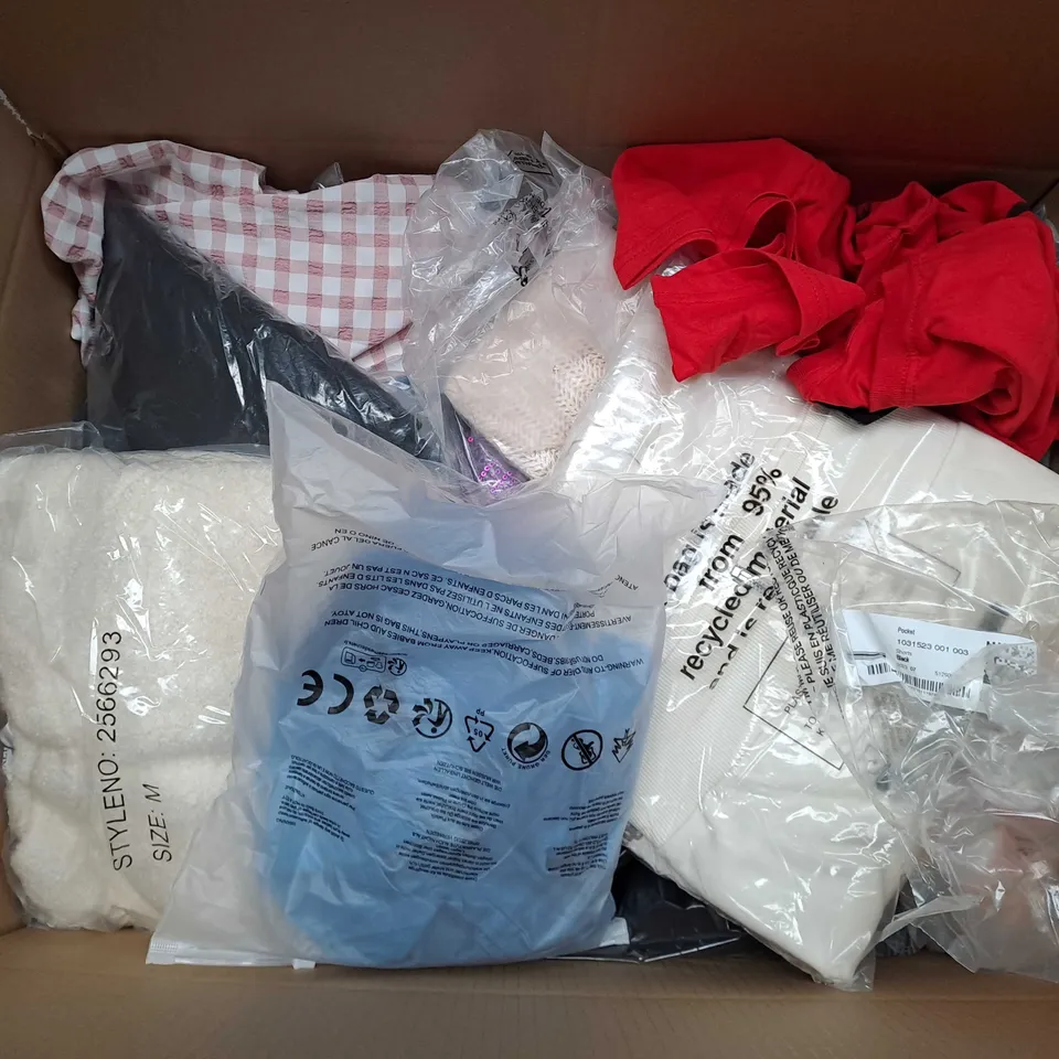 APPROXIMATELY 25 ASSORTED CLOTHING ITEMS IN VARIOUS SIZES TO INCLUDE JEANS, SWEATER, HOODIE, ETC