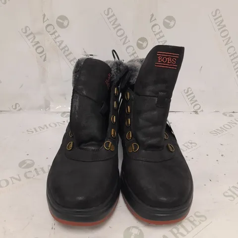 BOXED PAIR OF SKECHERS BOBS SKIPPER WAVE DIAMOND QUILTS BOOTS IN BLACK SIZE 5.5