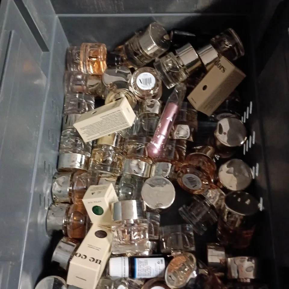 APPROXIMATELY 40 BOTTLES OF NAIL VARNISH TO INCLUDE BLUESKY, SMITH'S CULT AND NEONAIL