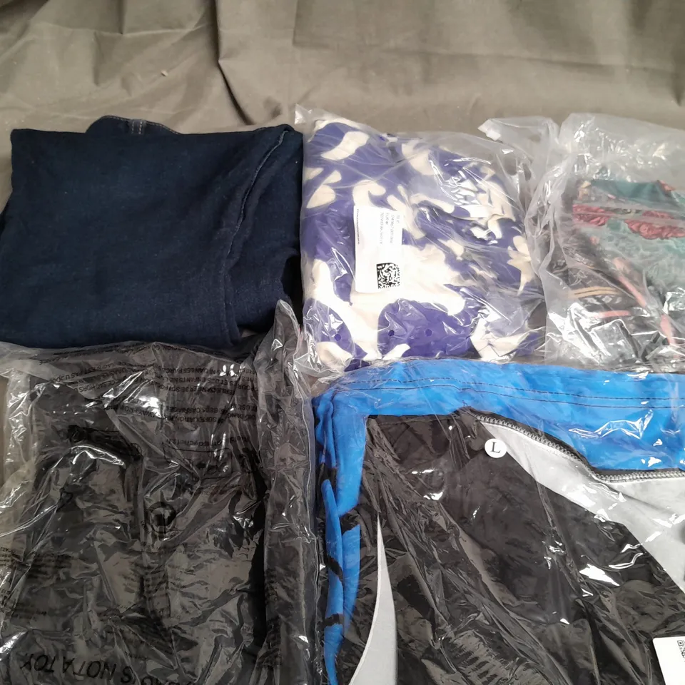 BOX OF APPROXIMATELY 25 ASSORTED CLOTHING ITEMS TO INCLUDE - JUMPERS, TOPS, DRESSES ETC 