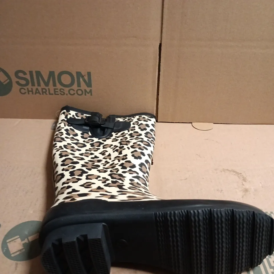 PAIR OF URBAN JACKS LEOPARD PRINT TALL WELLIES - 6 