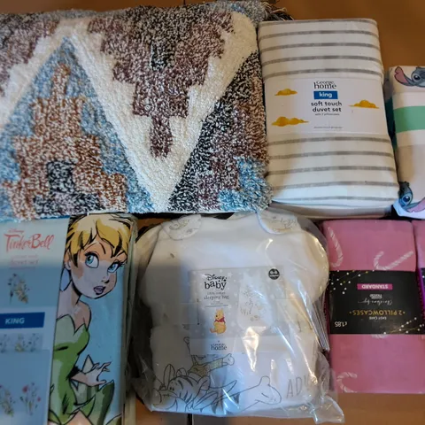 LOT OF APPROXIMATELY 20 ASSORTED HOME FABRIC ITEMS TO INCLUDE FILLED CUSHION, TINKERBELL DUVET SET AND SHEETS