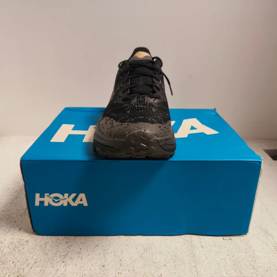 BOXED PAIR OF HOOKA SPEEDGOAT 6 GTX TRAINERS IN BLACK SIZE UK 10