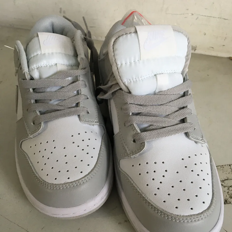 PAIR OF SIZE 5.5 WHITE NIKE TRAINERS 