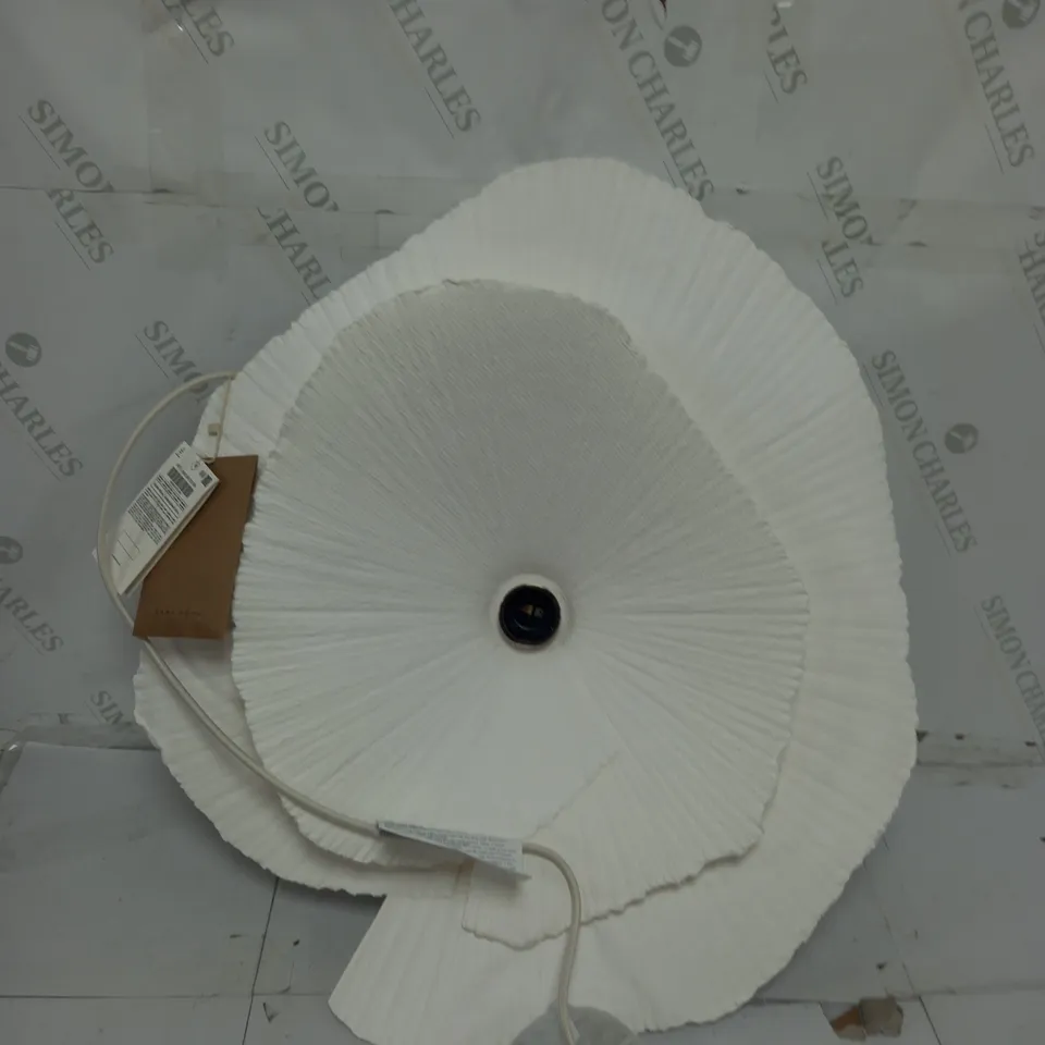 ZARAHOME LAMP IN WHITE FLOWER