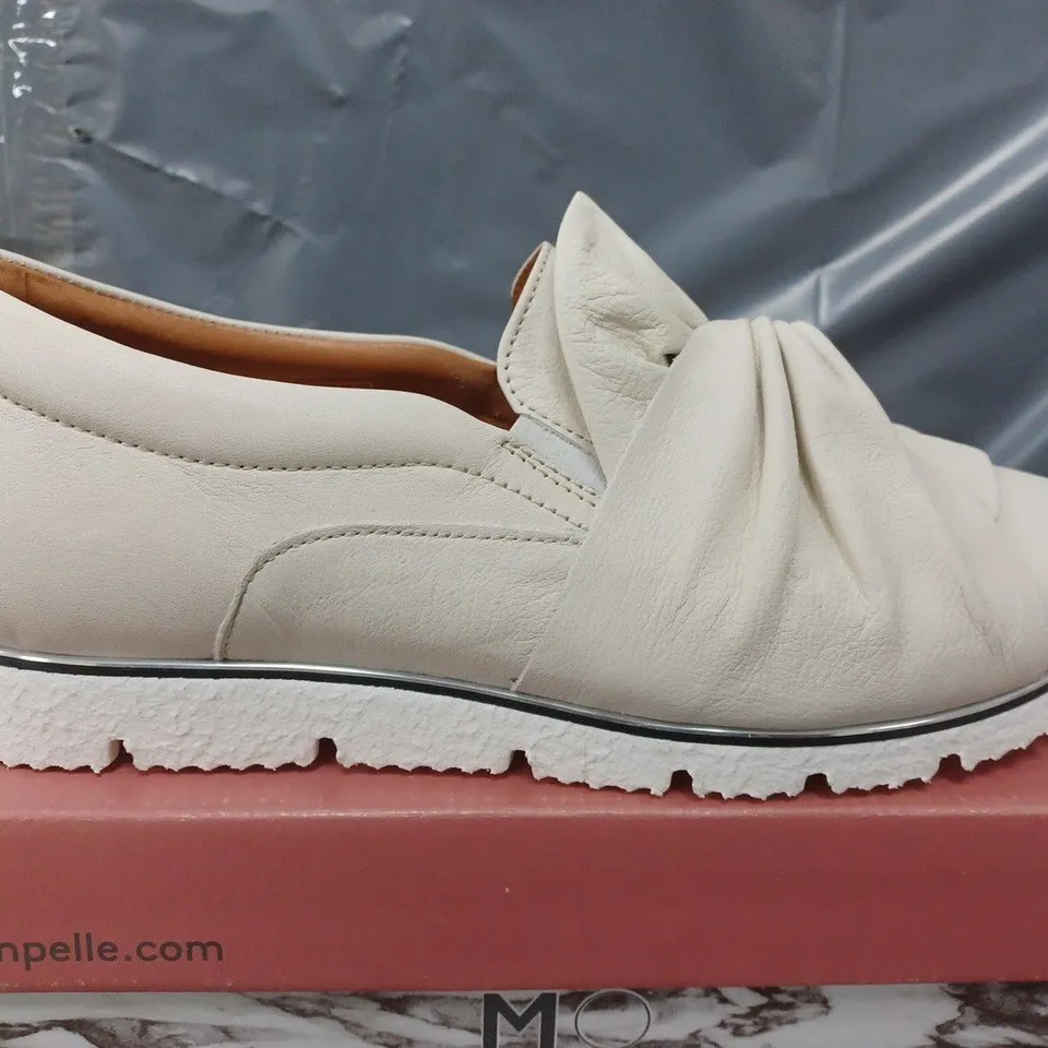 BOXED MODA IN PELLE ANETTE LEATHER BOW TWIST UPPER WITH FLEX SOLE TRAINERS IN OFF WHITE - SIZE 40