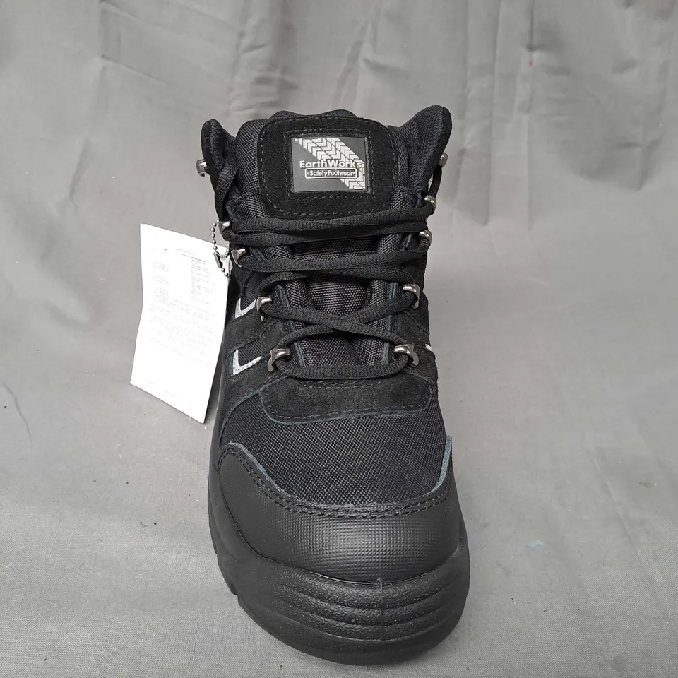 PAIR OF EARTHWORKS SAFETY BOOTS IN BLACK UK SIZE 9