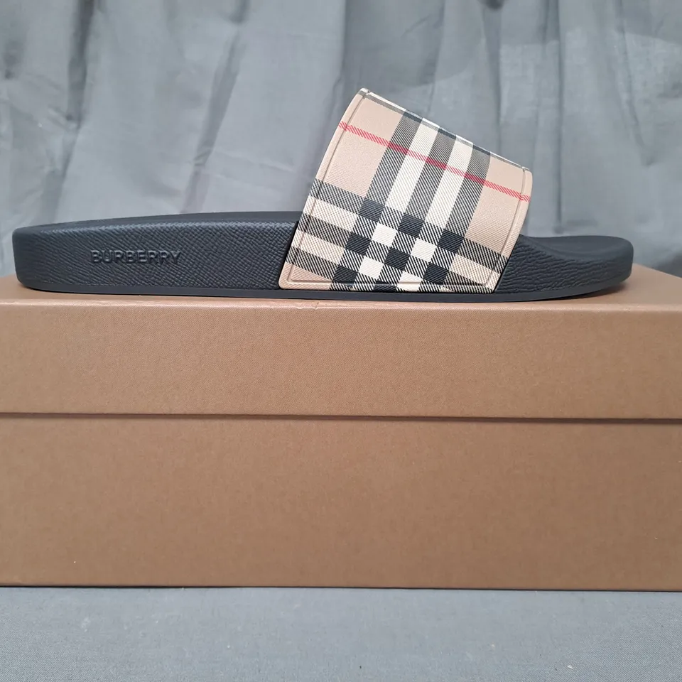 BOXED PAIR OF BURBERRY FURLEY SLIDERS UK SIZE 9