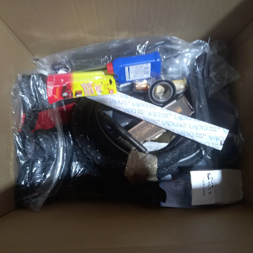 LOT OF ASSORTED ITEMS TO INCLUDE SMALL WINDSCREEN WIPER, KNEE PADS , CLEANING CLOTHS  