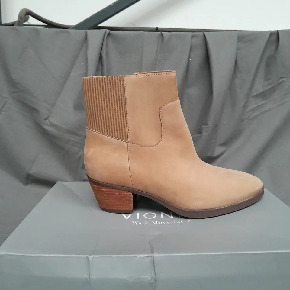 BOXED PAIR OF VIONIC SHANTELLE ANKLE BOOTS IN WHEAT SIZE 4.5