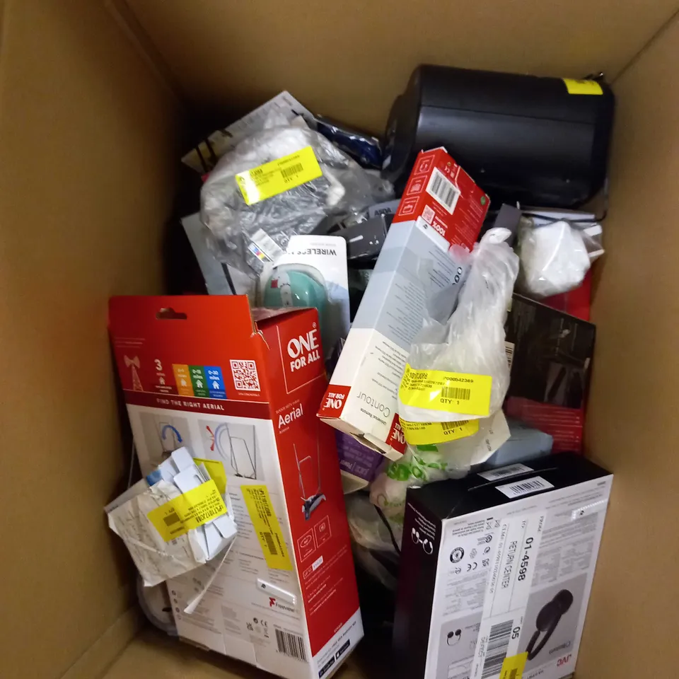 LOT OF APPROXIMATELY 20 ELECTRICAL ITEMS TO INCLUDE ONE FOR ALL INDOOR AERIAL, POWERBANK, UNIVERSAL REMOTE ETC
