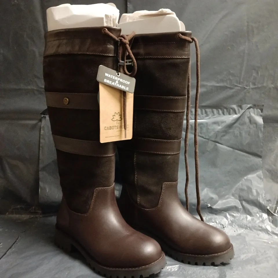 BOXED PAIR OF CABOTSWOOD AMBERLEY 2 COUNTRY BOOTS IN OAK/CHOCOLATE SIZE EU 38