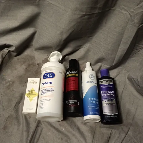 APPROXIMATELY 20 ASSORTED COSMETIC ITEMS TO INCLUDE TRESEMME, SHAMPOO, REFRESH SPRAY, E45, SPF50 FLUID DROPS 