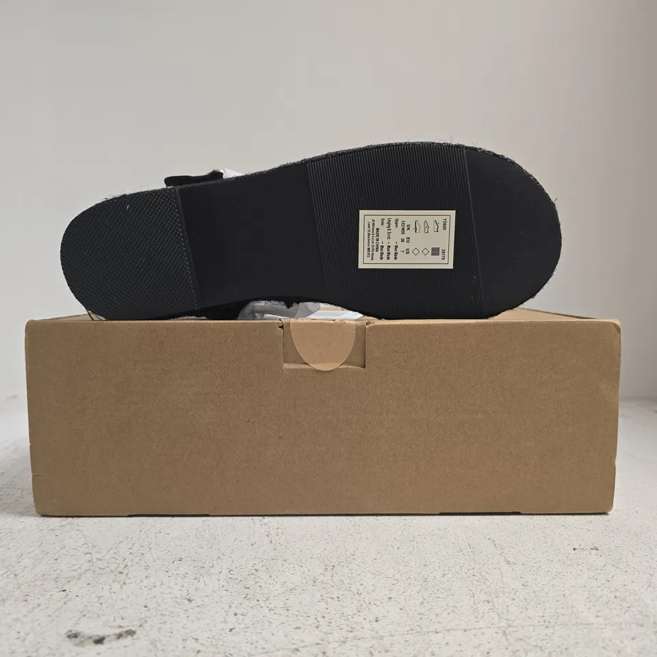 BOXED PAIR OF SIMPLY BE OPEN TOE SANDALS IN BLACK/BEIGE SIZE UK 5