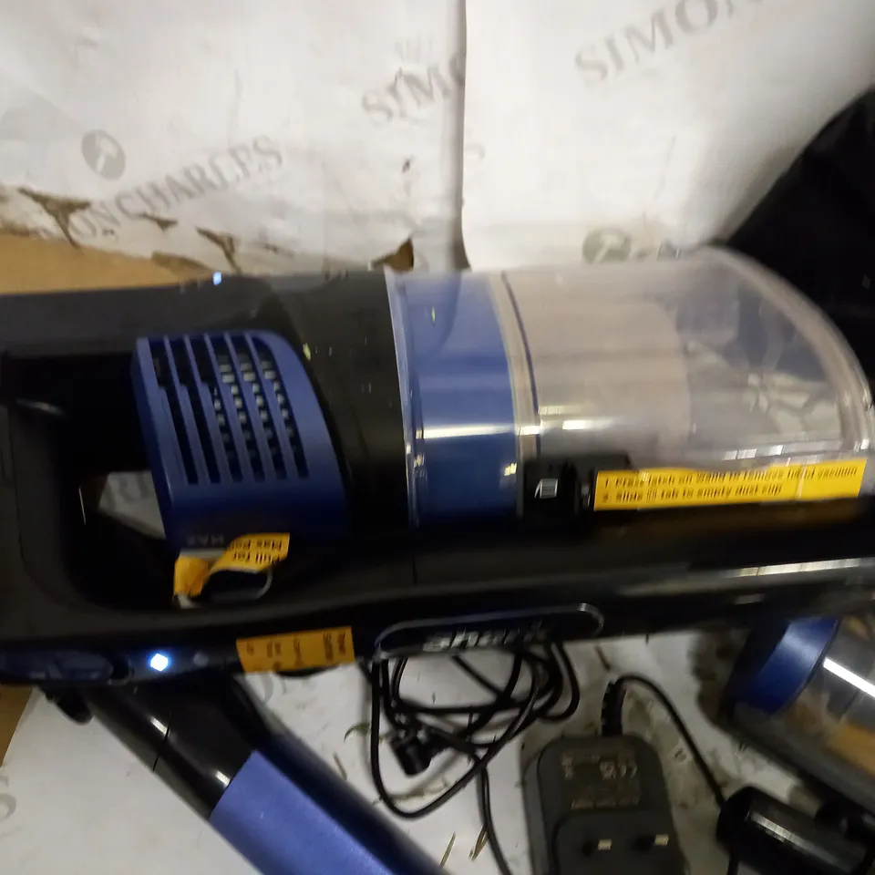 SHARK IZ202UK CORDLESS STICK VACUUM CLEANER 