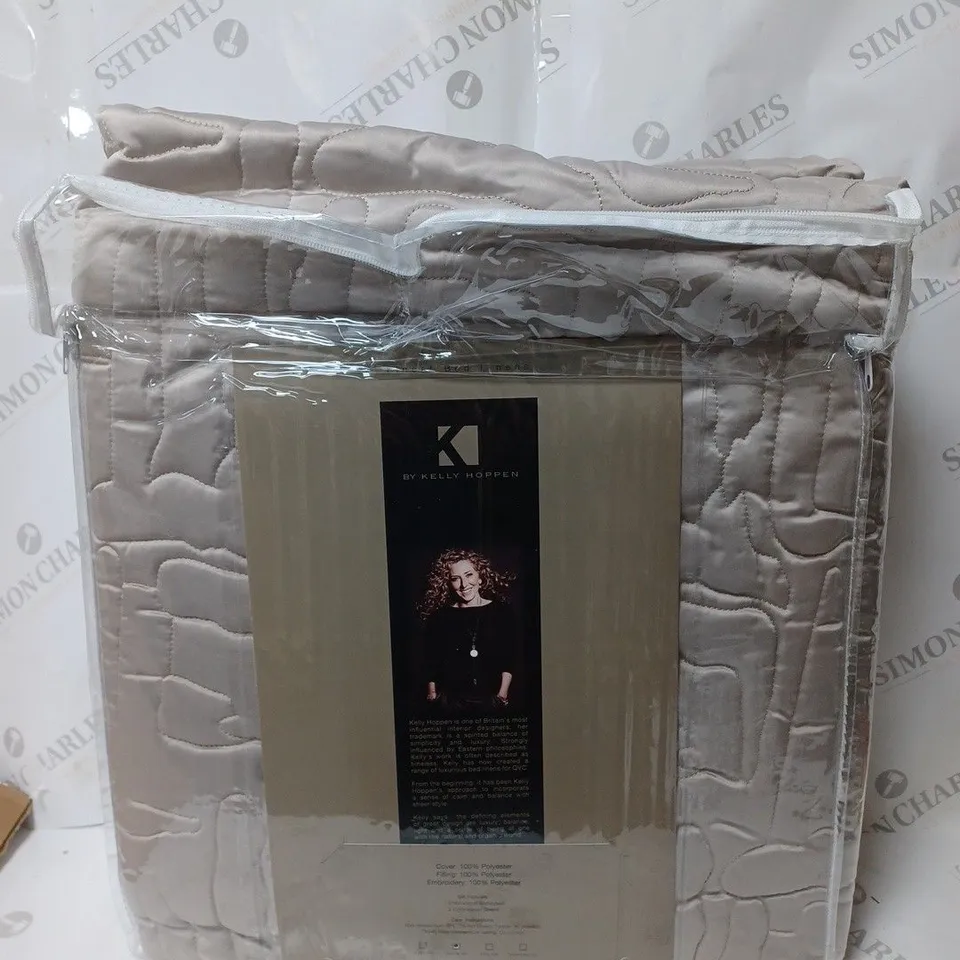 BOXED K BY KELLY HOPPEN ABSTRACT GEO BEDSPREAD AND SHAMS IN TAUPE - DOUBLE 