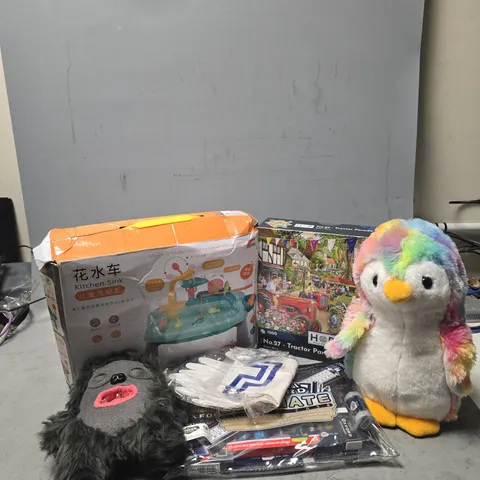 APPROXIMATELY 20 ASSORTED TOYS & GAMES TO INCLUDE HOP NO.27 TRACTOR PARADE, FUGGLER PLUSH, HELIX OXFORD ULTIMATE SCHOOL CASE, ETC