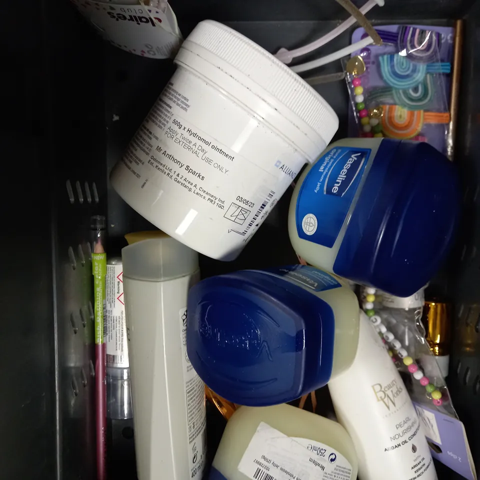 BOX OF APPROXIMATELY 20 ASSORTED HEALTH AND BEAUTY PRODUCTS TO INCLUDE NOSE TRIMMER, EYE THERAPY UNDER EYE MASK, ICONIC TAN & BUFF BRUSH ETC