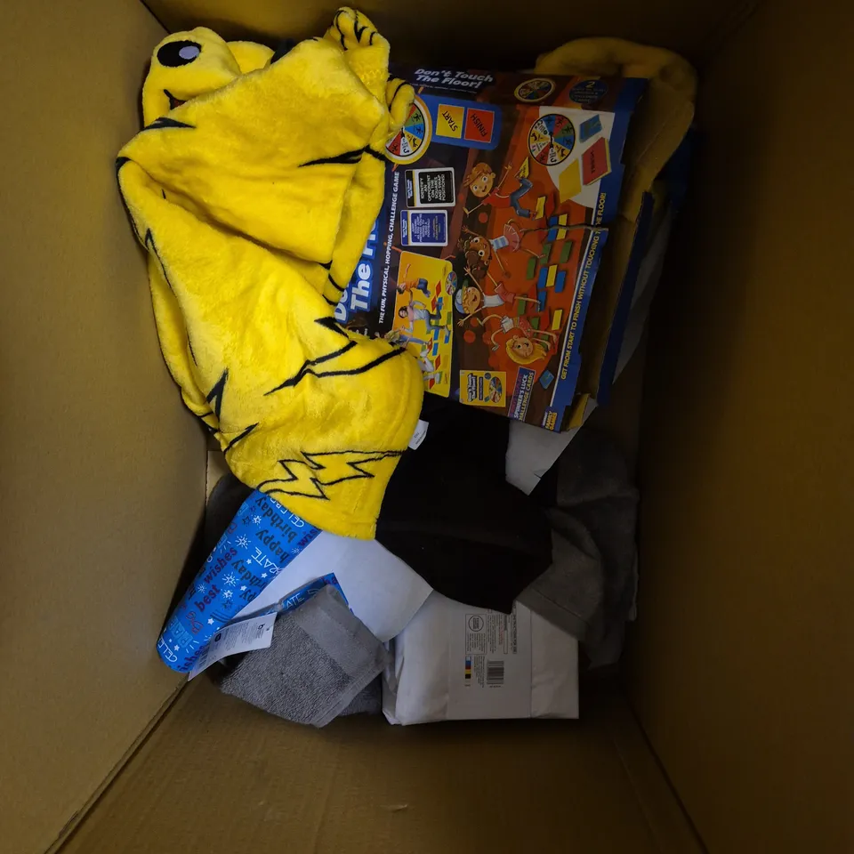 APPROXIMATELY 10 ASSORTED HOUSEHOLD PRODUCTS TO INCLUDE PILLOW CASES, THROWS, TOWELS ETC 