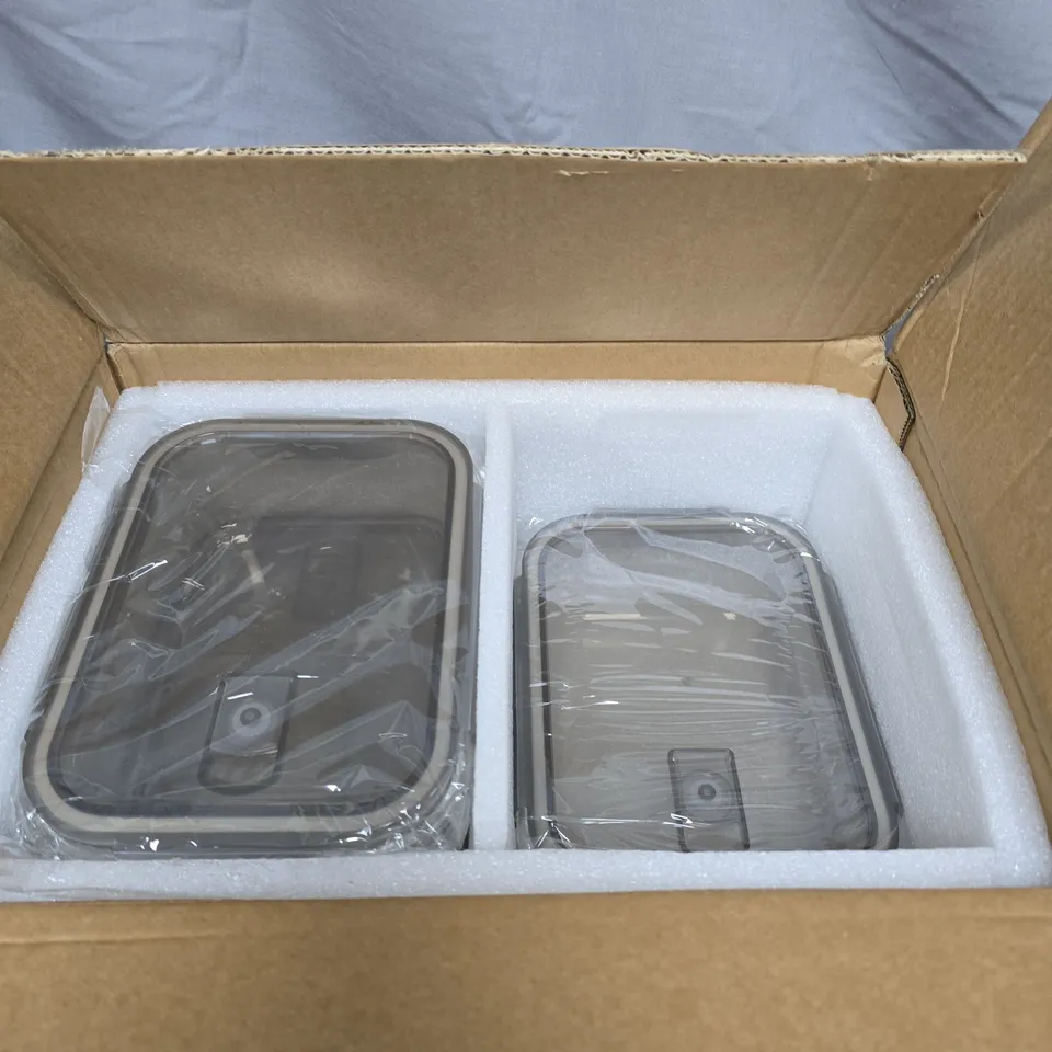 LOT OF 4 GLASS FOOD STORAGE POTS WITH LIDS