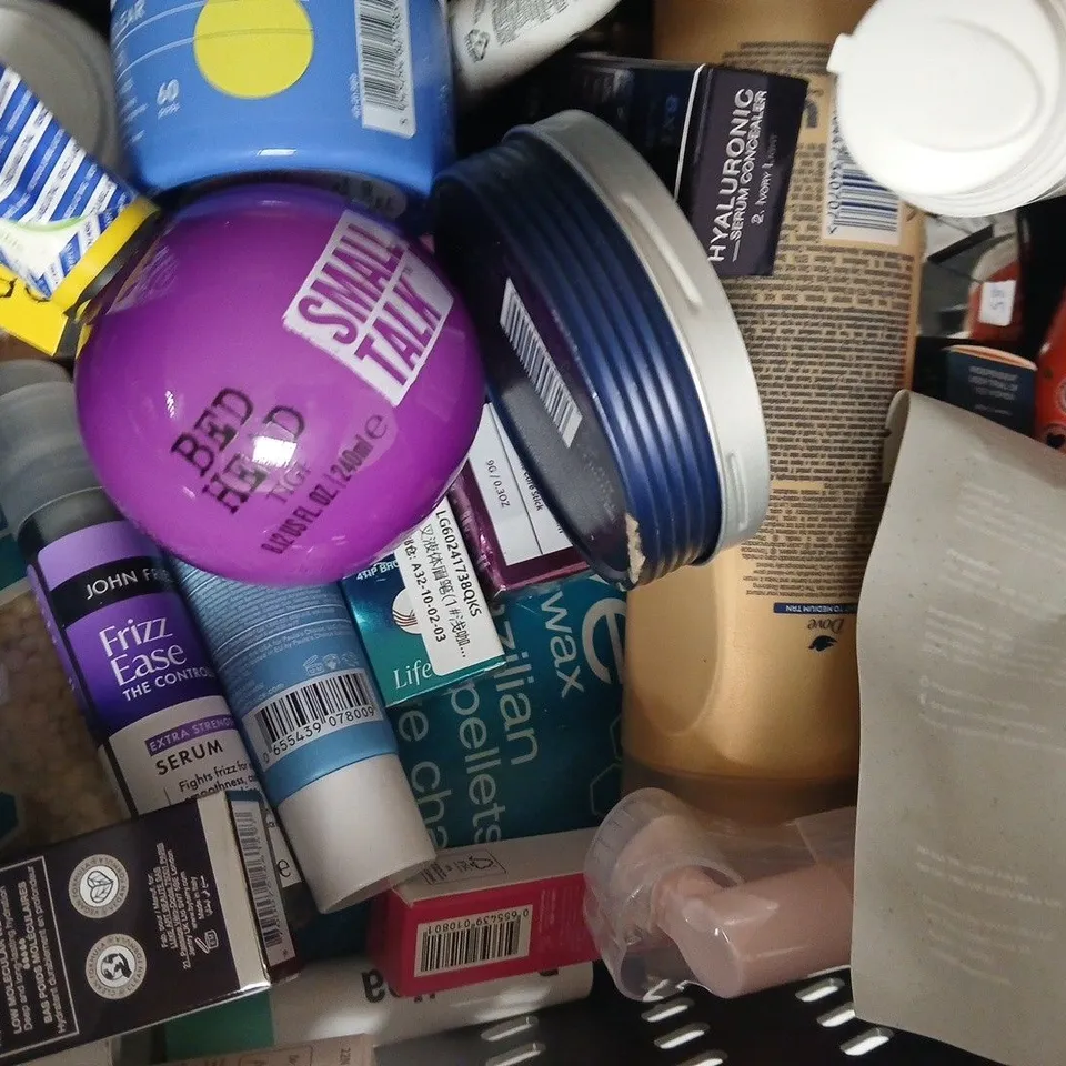 APPROXIMATELY 20 ASSORTED COSMETIC ITEMS INCLUDING VARIOUS MAKES AND BRANDS - COLLECTION ONLY