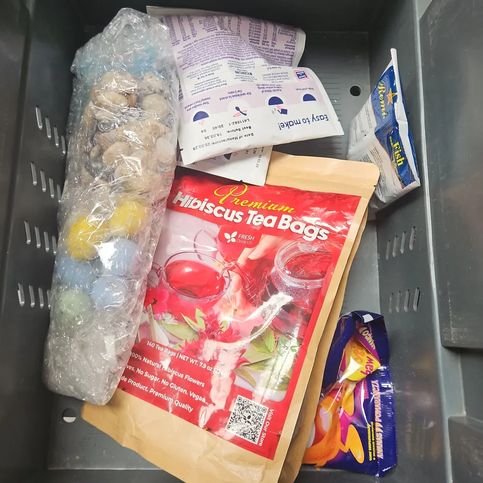 APPROXIMATELY 10 ASSORTED FOOD ITEMS TO INCLUDE CITIZENS OF SOIL OLIVE OIL, FUDGE KITCHEN BEST DAD FUDGE, GRIND COFEE DARK BLEND, ETC - COLLECTION ONLY