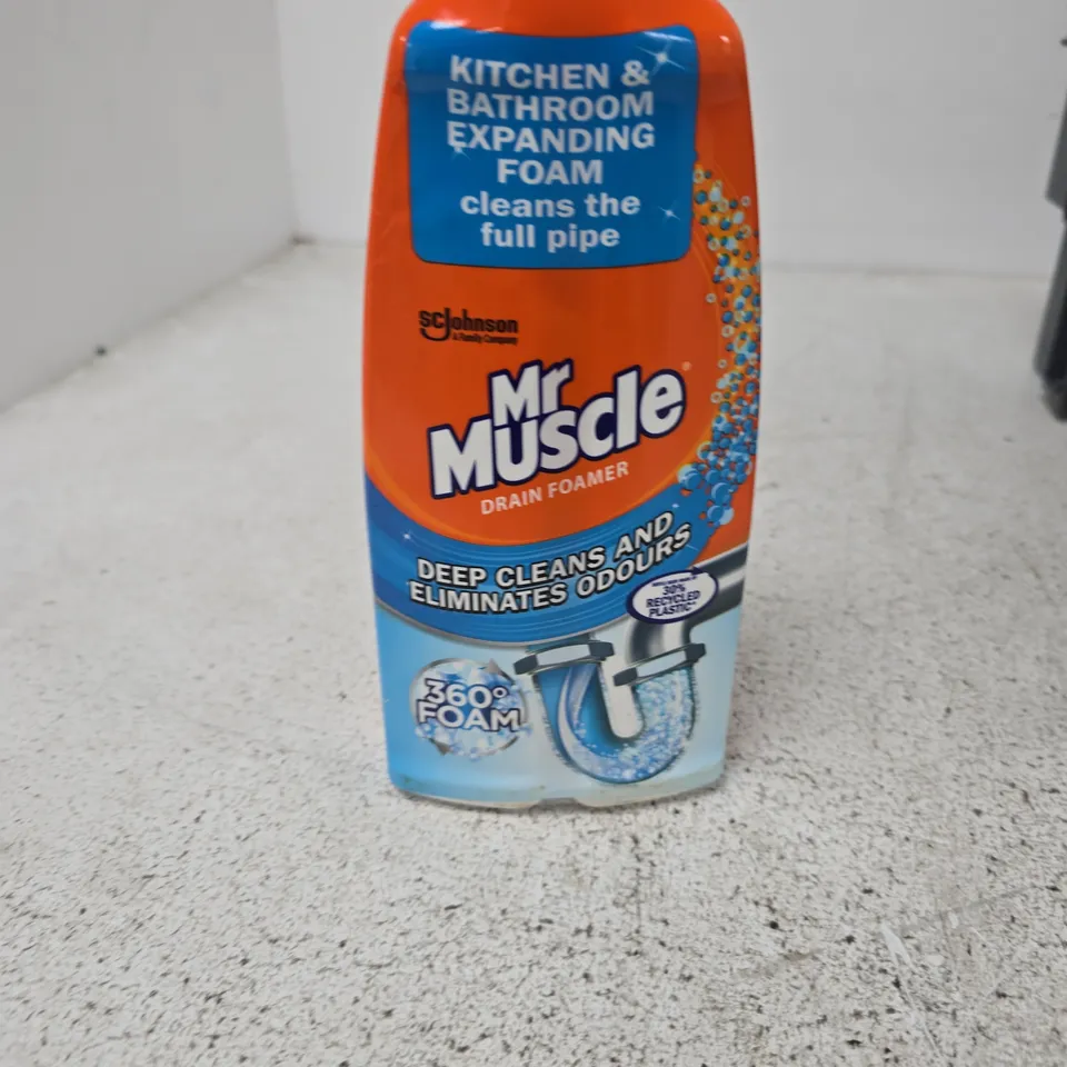 TOTE OF APPROXIMATELY 12 ASSORTED LIQUIDS TO INCLUDE: MR MUSCLE DRAIN FOAMER