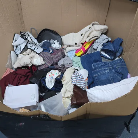 PALLET OF ASSORTED HOUSEHOLD AND CLOTHING ITEMS TO INCLUDE DISKLOK STEERING LOCK, GREY PARASOL, YELLOW PIPE AND ASSORTED CLOTHING