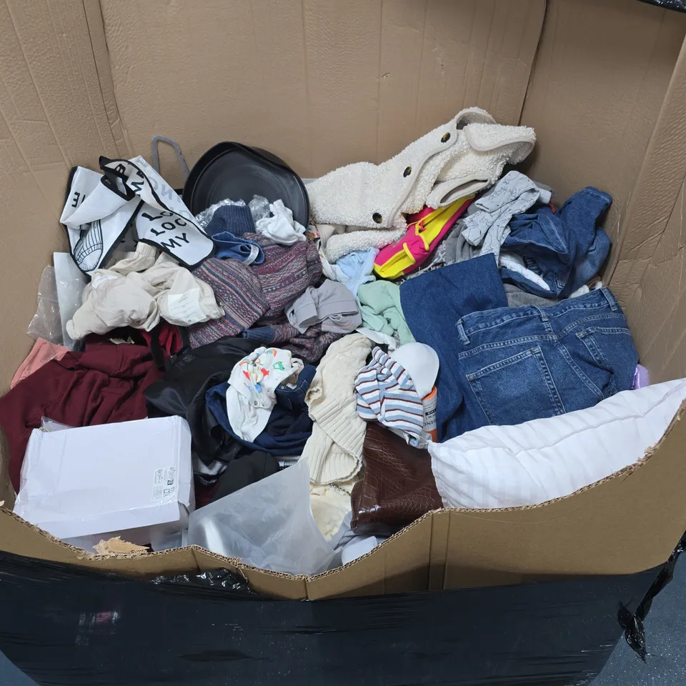 PALLET OF ASSORTED HOUSEHOLD AND CLOTHING ITEMS TO INCLUDE DISKLOK STEERING LOCK, GREY PARASOL, YELLOW PIPE AND ASSORTED CLOTHING