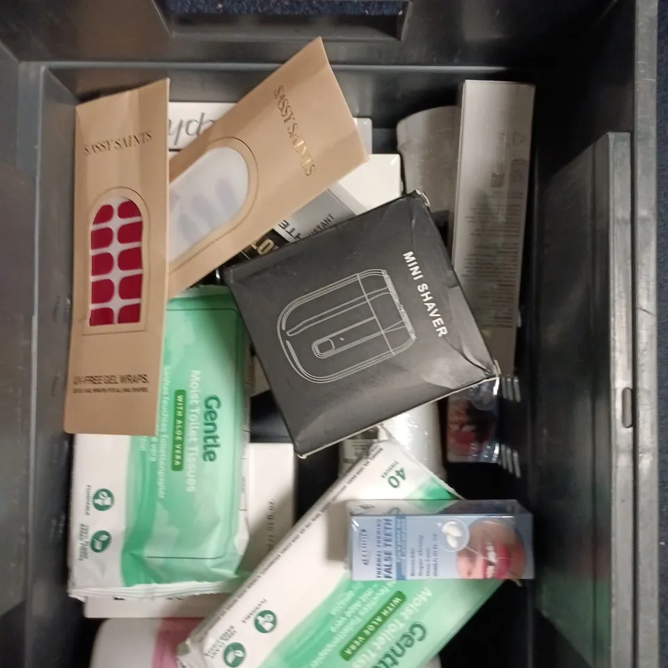 APPROXIMATEY 20 ASSORTED HEALTH AND BEAUTY PRODUCTS TO INCLUDE - WESTLAB EPSOM MUSCLE SOAK BATH SALT - CLEARBLUE OVULATION TESTS AND COLGATE TRIPLE ACTION TOOTHPASTE