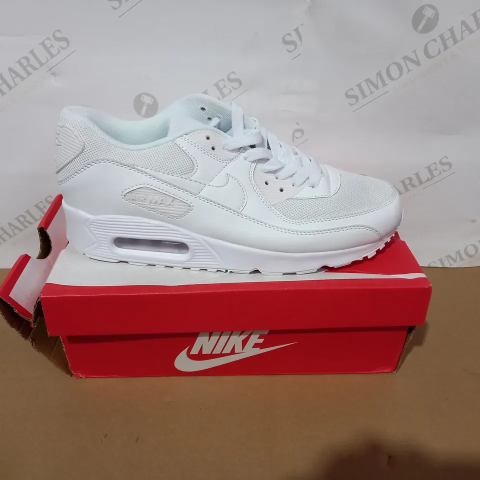 BOXED PAIR OF NIKE WHITE TRAINERS SIZE 9