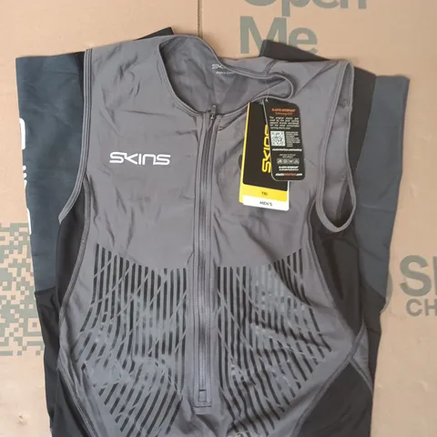 SKINS TRI ELITE S/L TRI SUIT IN CHARCOAL/CARBON SIZE LARGE