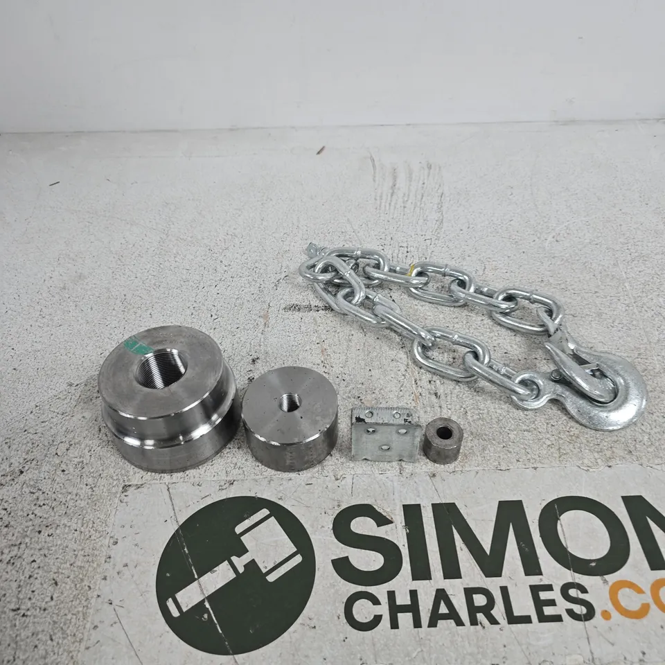 APPROXIMATELY 10 ASSORTED ITEMS INCLUDING METAL HARDWARE COMPONENTS: CHAIN, SPACERS, AND FITTINGS (INDUSTRIAL) 