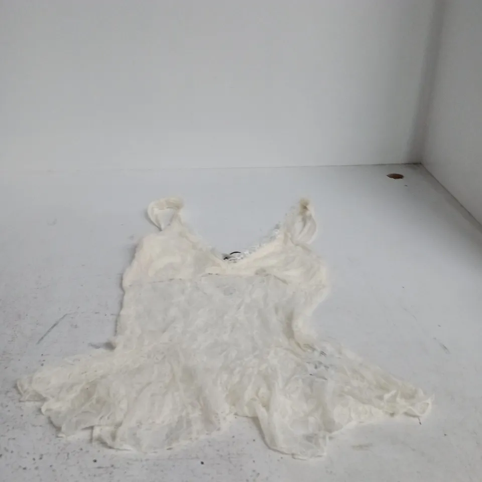 BERSHKA WOMEN'S WHITE LACE TOP – UK XS (US XS)