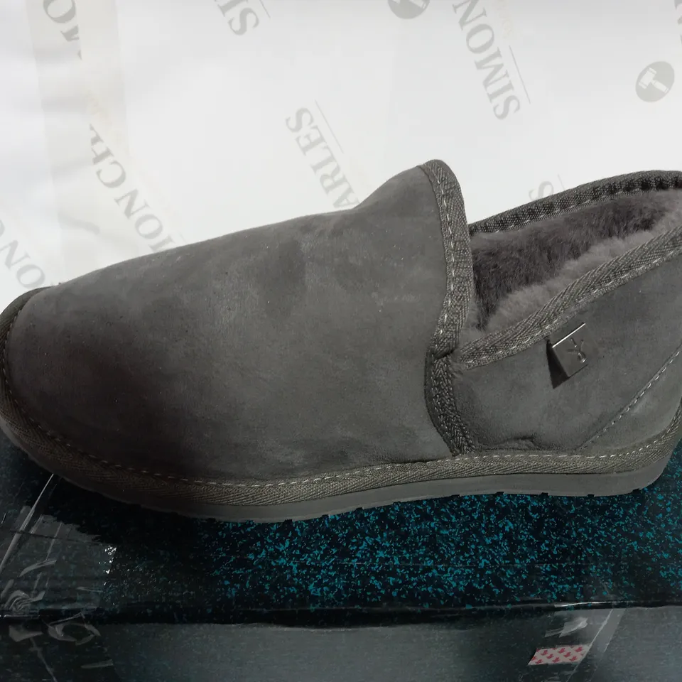 BOXED PAIR OF EMU GREY LINED SLIPPERS - SIZE 9