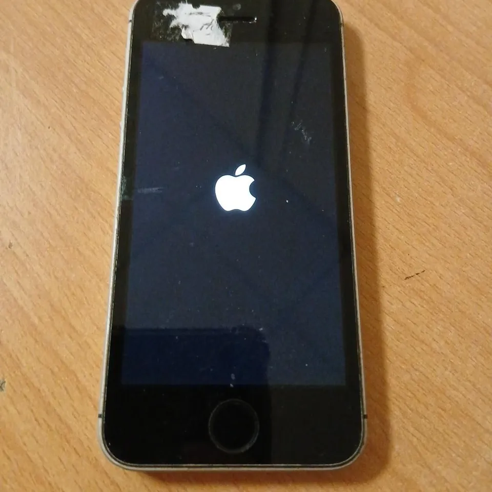 APPLE IPHONE SE – SILVER, USED, POWERS ON TO APPLE LOGO