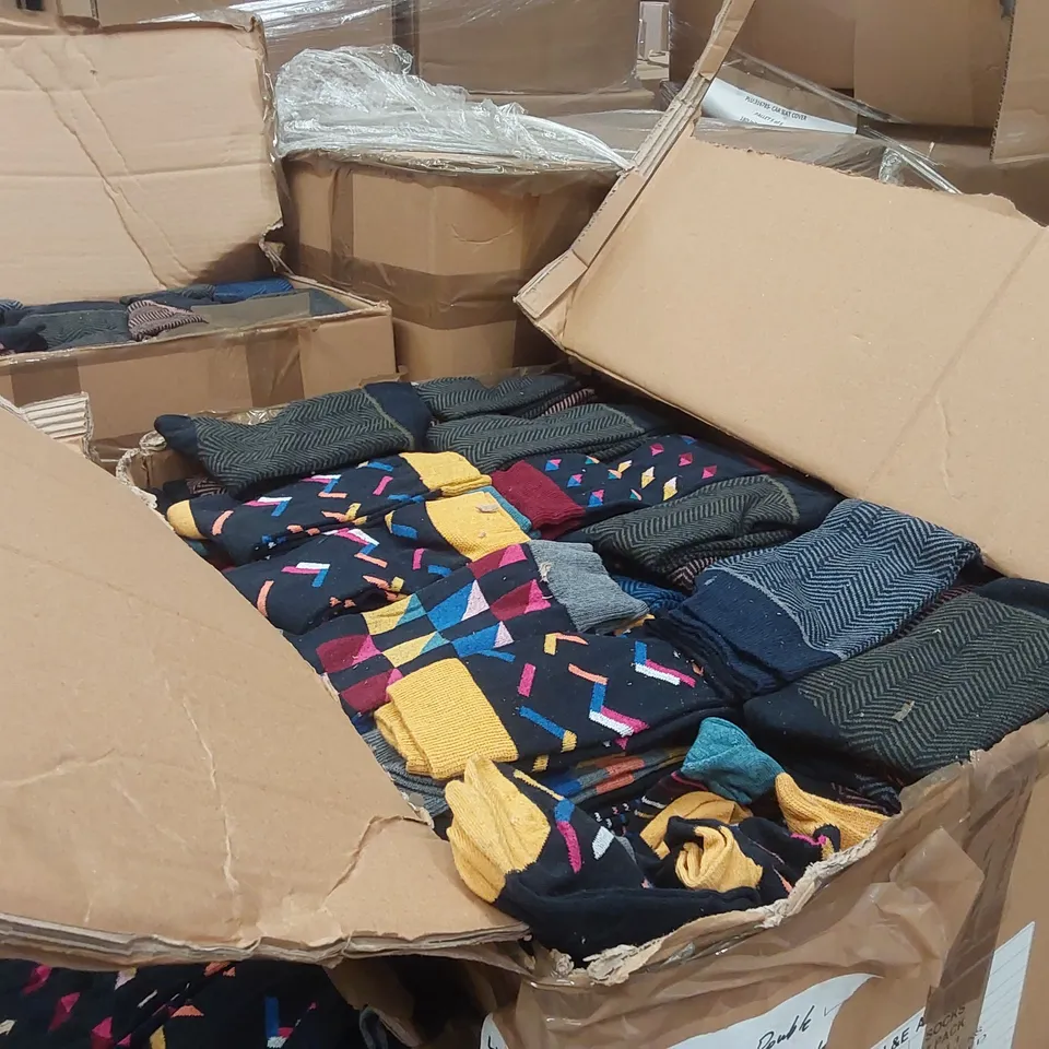 PALLET CONTAINING A VERY LARGE QUANTITY OF ASSORTED SOCKS 
