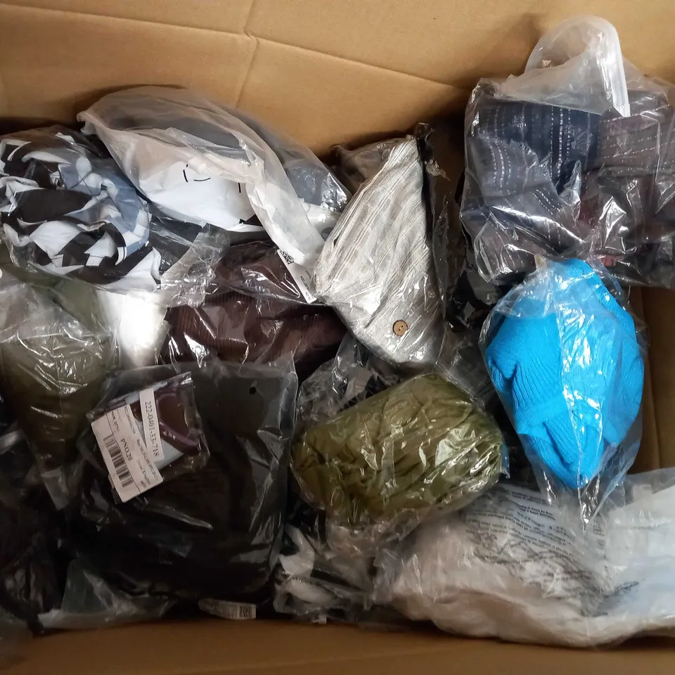 LOT OF APPROX 25 ASSORTED CLOTHING ITEMS VARYING IN SIZE/COLOUR/STYLE TO INCLUDE: TROUSERS, TOPS, DRESSES