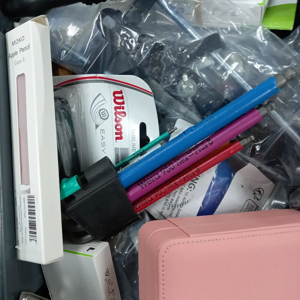 BOX OF APPROXIMATELY 15 ASSORTED ITEMS TO INCLUDE - JEWELLERY BOX, ALON KEY SET, EASY WRAP ETC