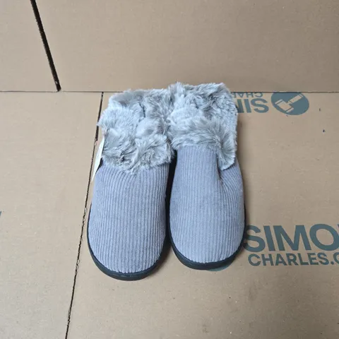 BOX OF APPROXIMATELY 18 X GREY SLIPPERS, SIZE 3 - 4 