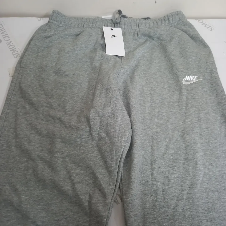 NIKE TAPER LEG TRACKSUIT BOTTOMS IN GREY - LARGE