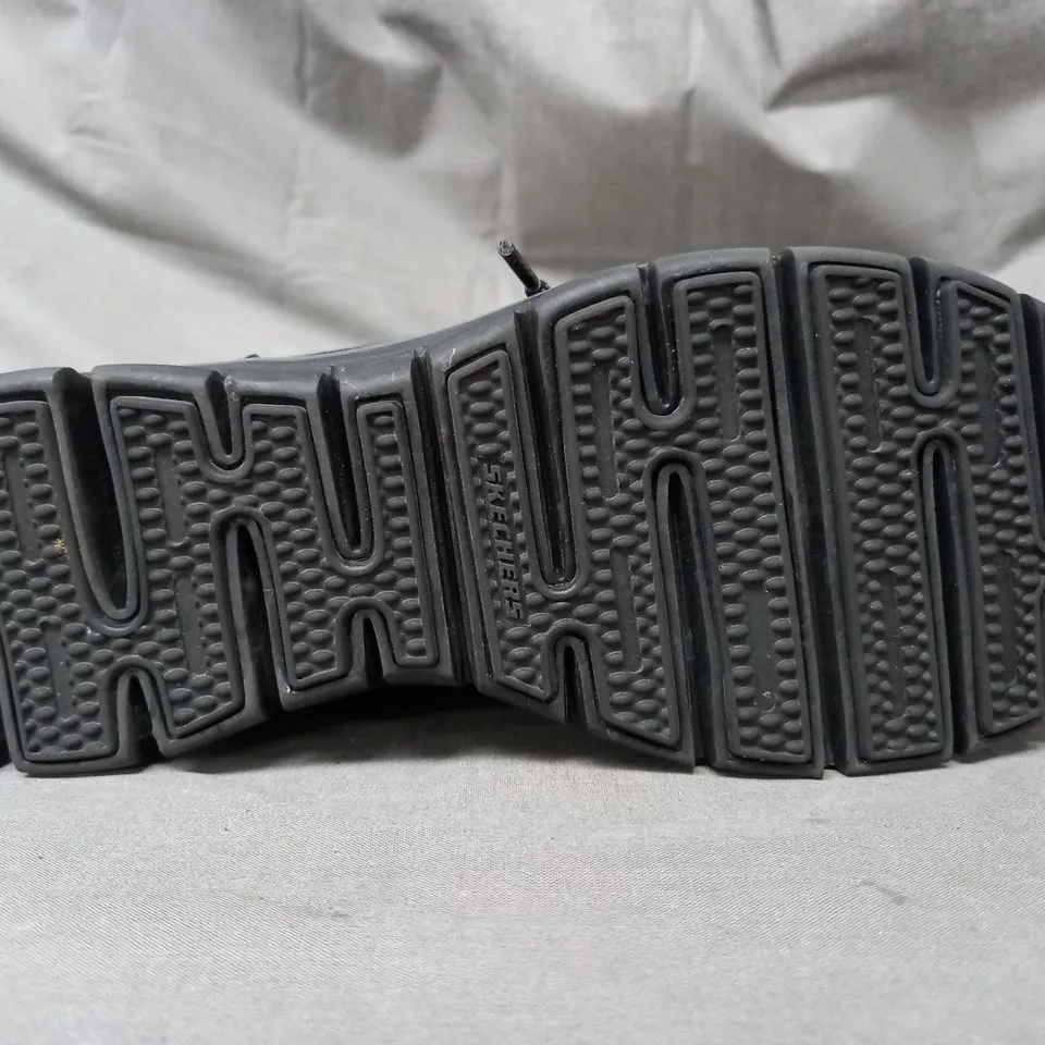 BOXED PAIR OF SKECHERS BOOTS IN BLACK SIZE 4.5