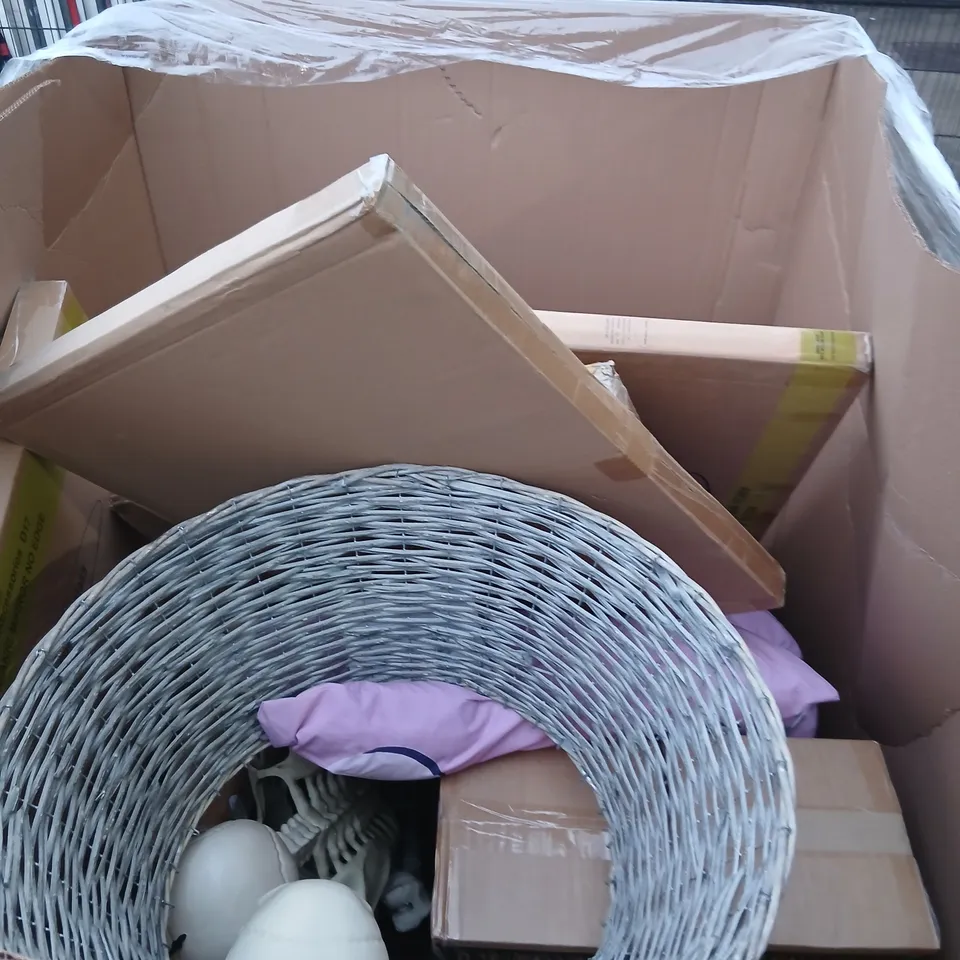 PALLET OF APPROXIMATELY 14 ASSORTED PRODUCTS TO INCLUDE; TWO TIER SHADE, POSTER FRAME, ORGANIC MIRROR, BAMBOO SIDE TABLE AND SKELETON 5FT